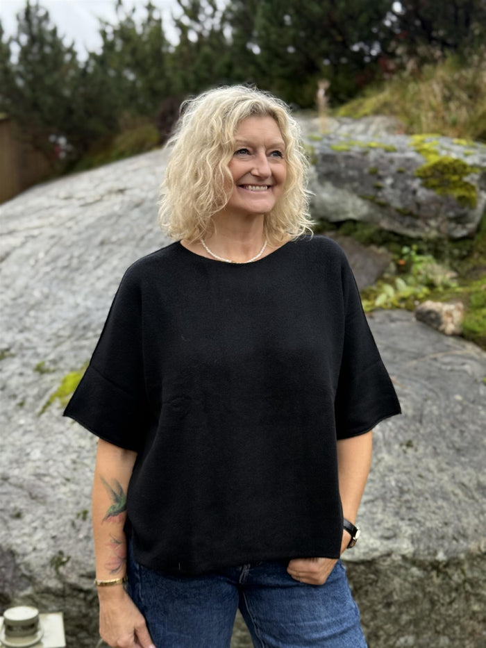 Genser Mona Rund hals Sort