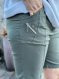 City Shorts Cherry Berry Khaki