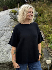 Genser Mona Rund hals Sort