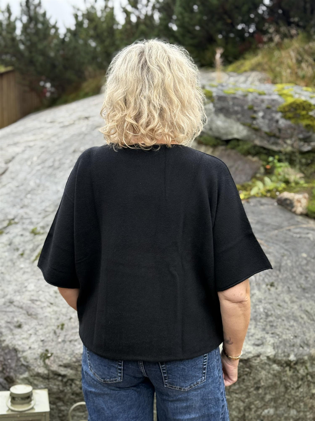 Genser Mona Rund hals Sort