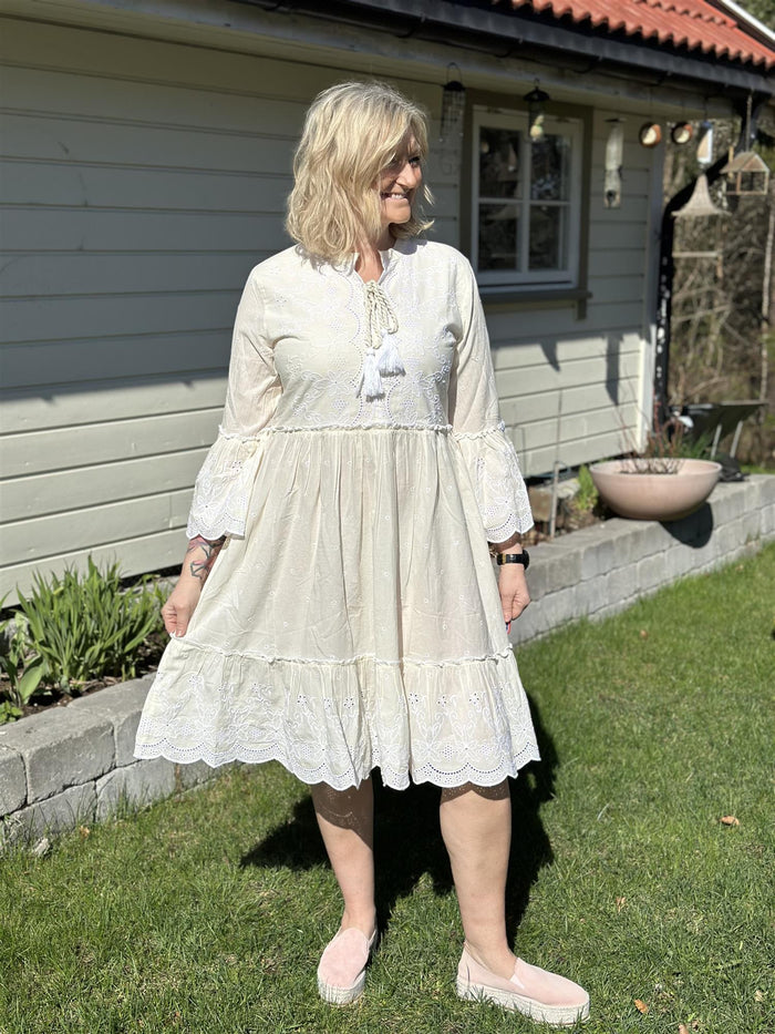 Kjole Boho Doll Emb White