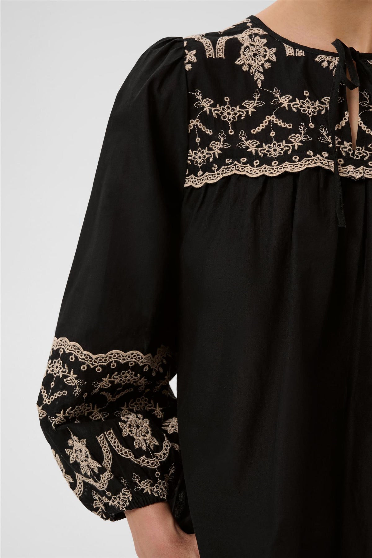 KAkis Blouse Black Deep