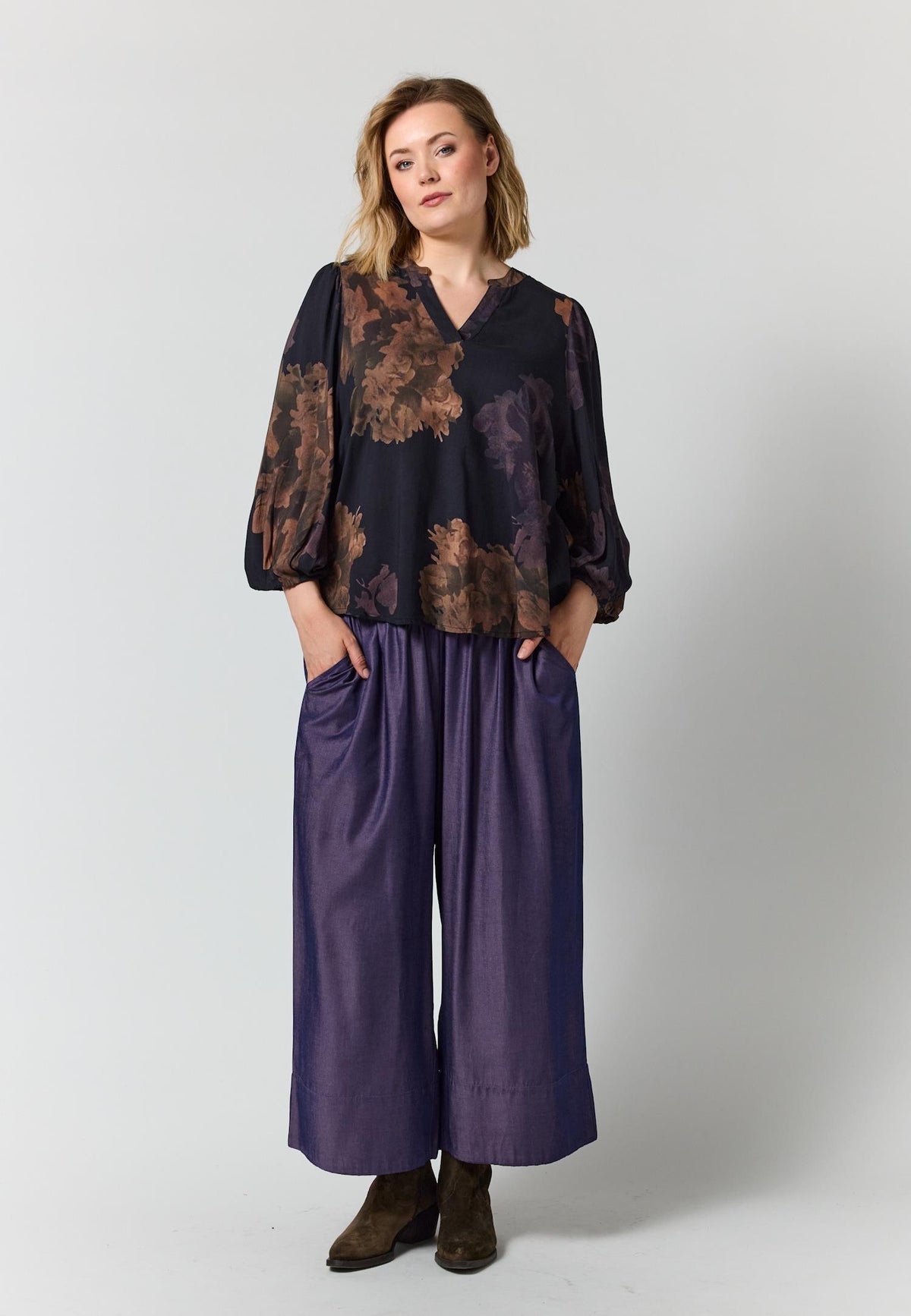 GVilde Blouse - Black with big flowers