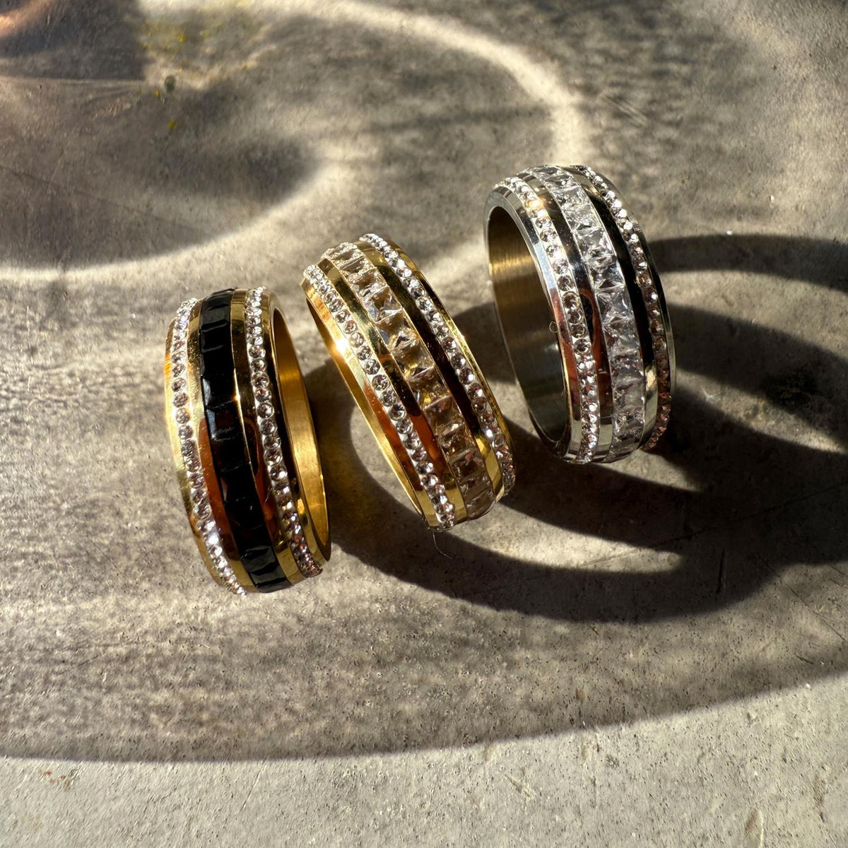 Bred ring med krystallstener, crystal (sølv m sort linje)