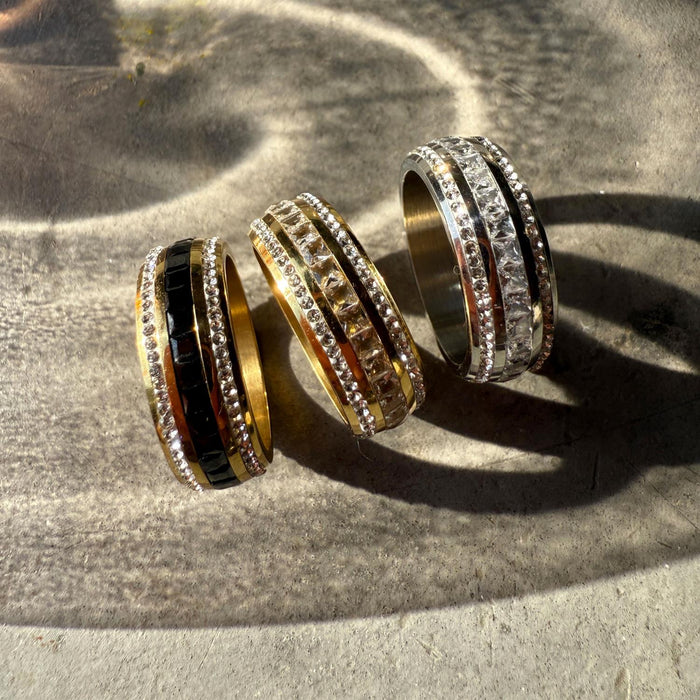 Bred ring med krystallstener, crystal (sølv m sort linje)