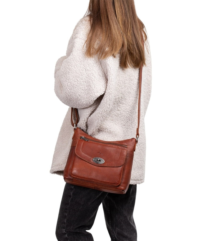 Veske Tiramisu U-Shaped Crossbody Cognac