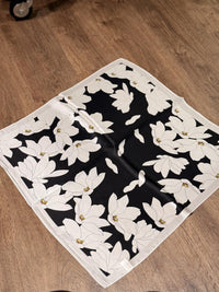 Skjer Lite Silke, Sort/Hvit blomster