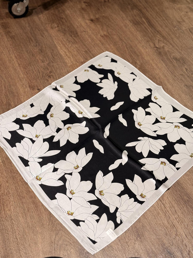 Skjer Lite Silke, Sort/Hvit blomster