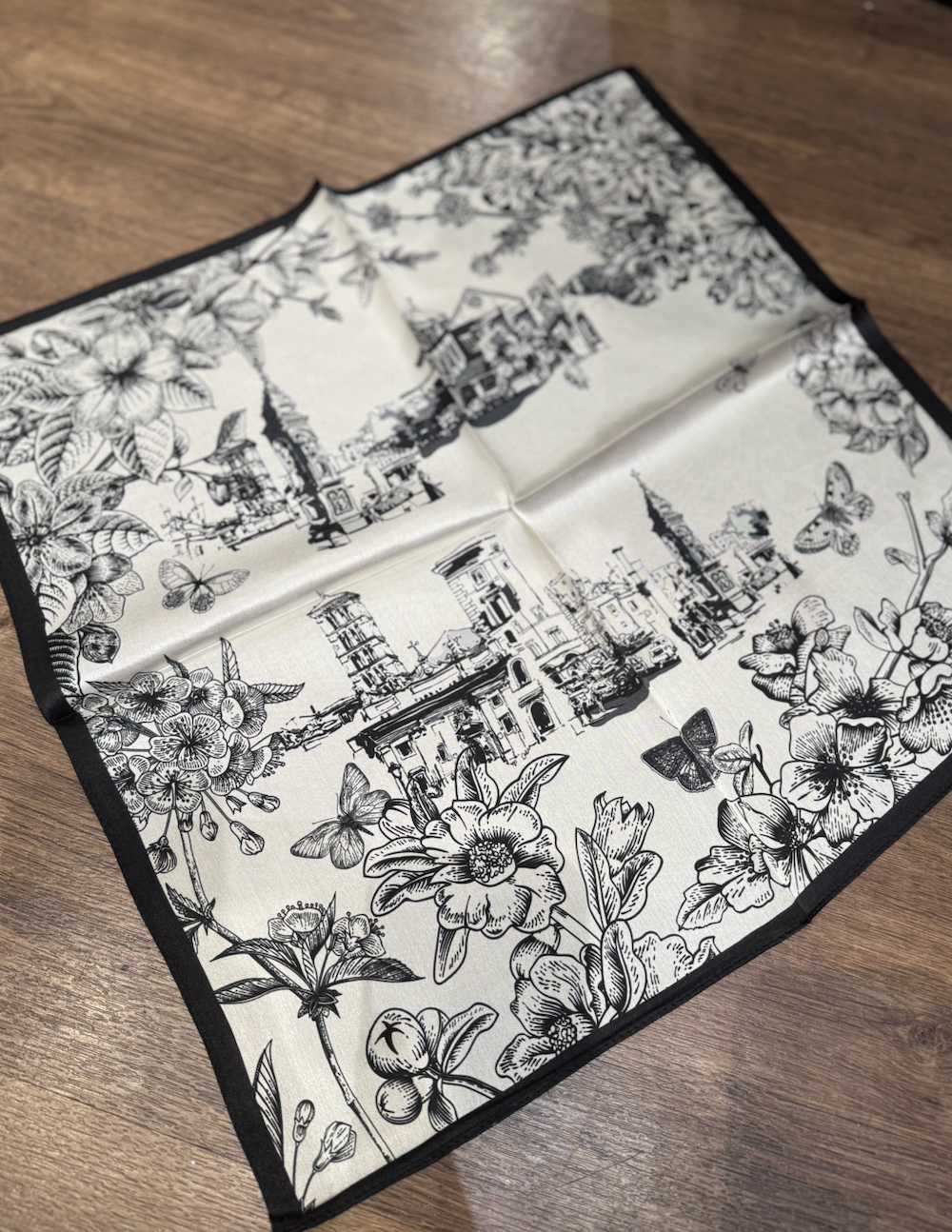 Skjer Lite Silke, Sort/Hvit Bygning