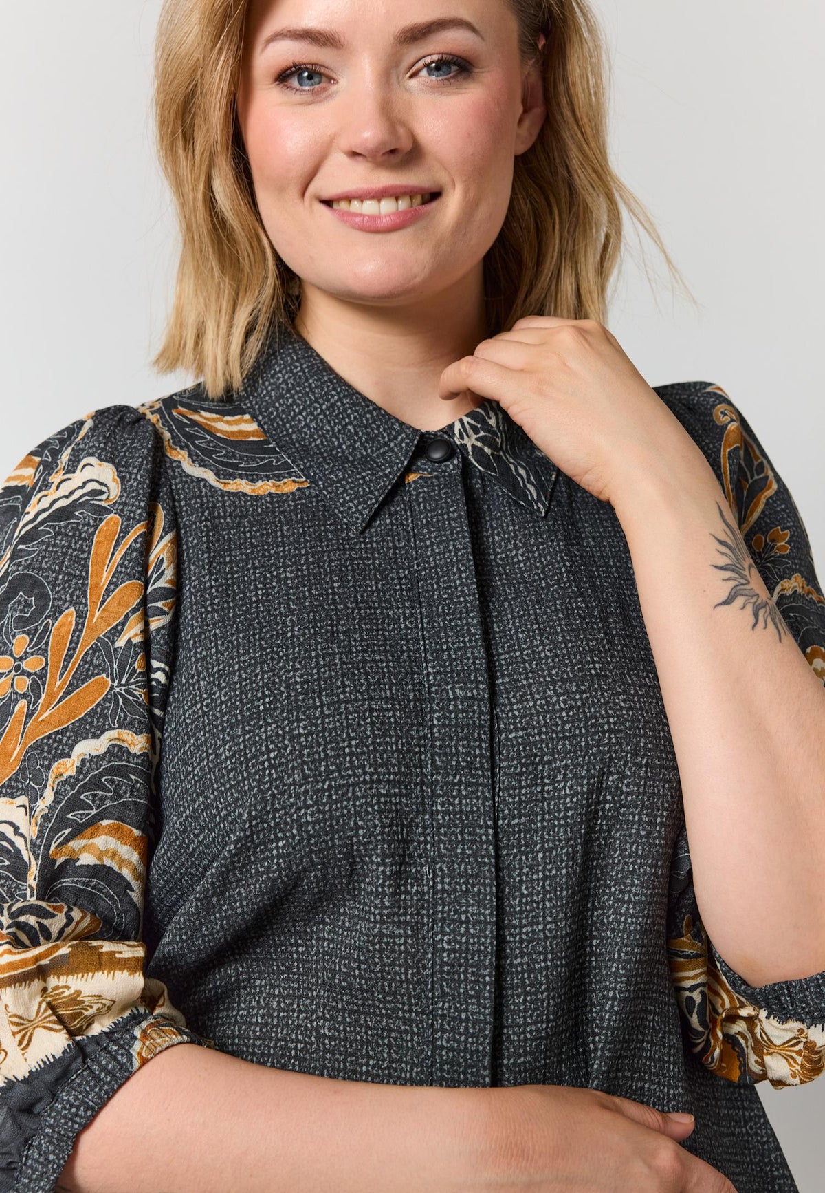 GSkuld Tunic - Black board fabric with brown pattern