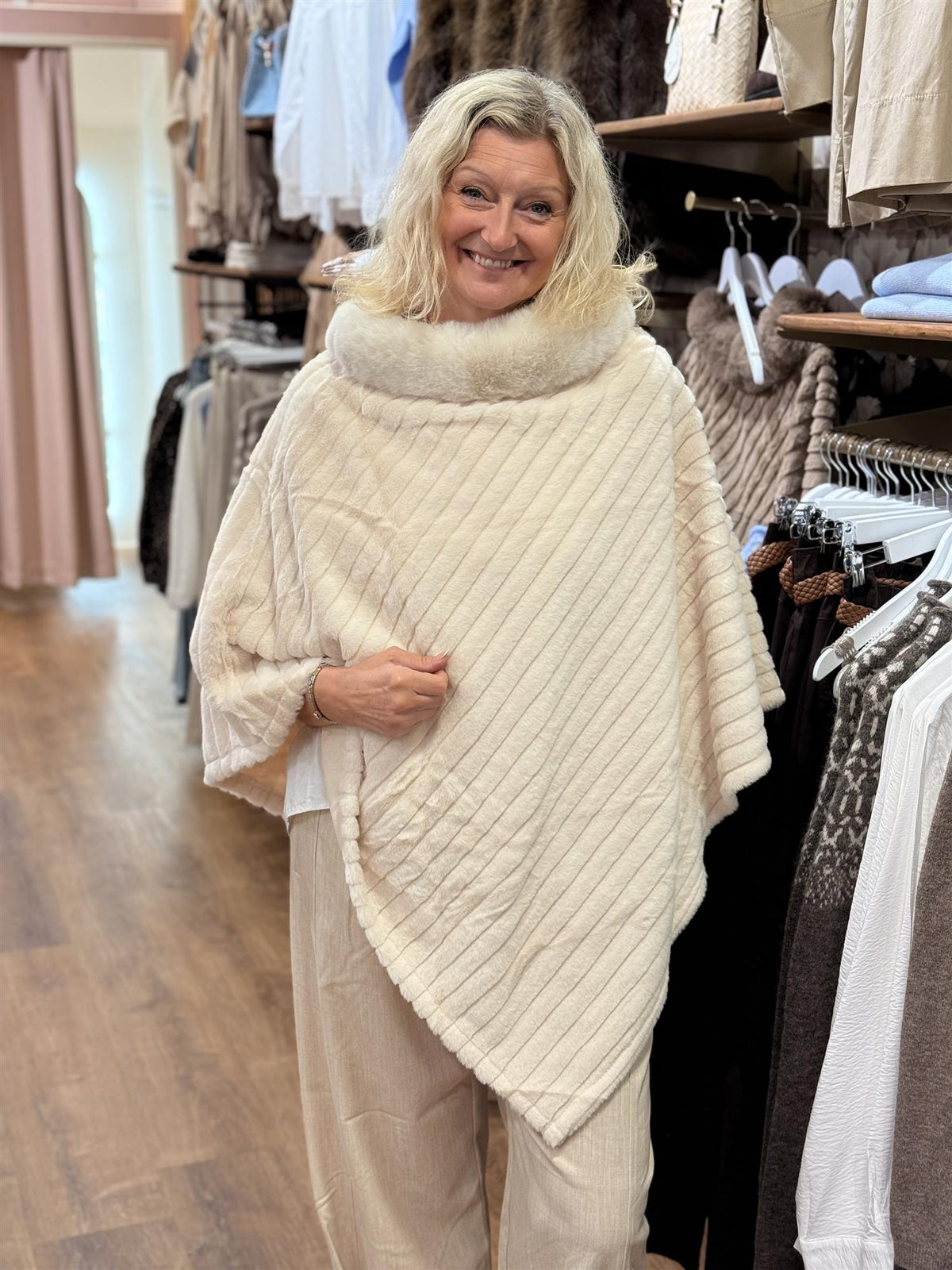 Cut Poncho Fur - Offwhite