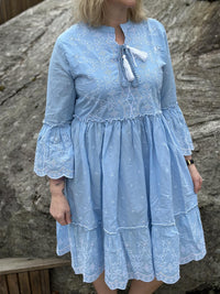Kjole Boho Doll Emb Sky Blue