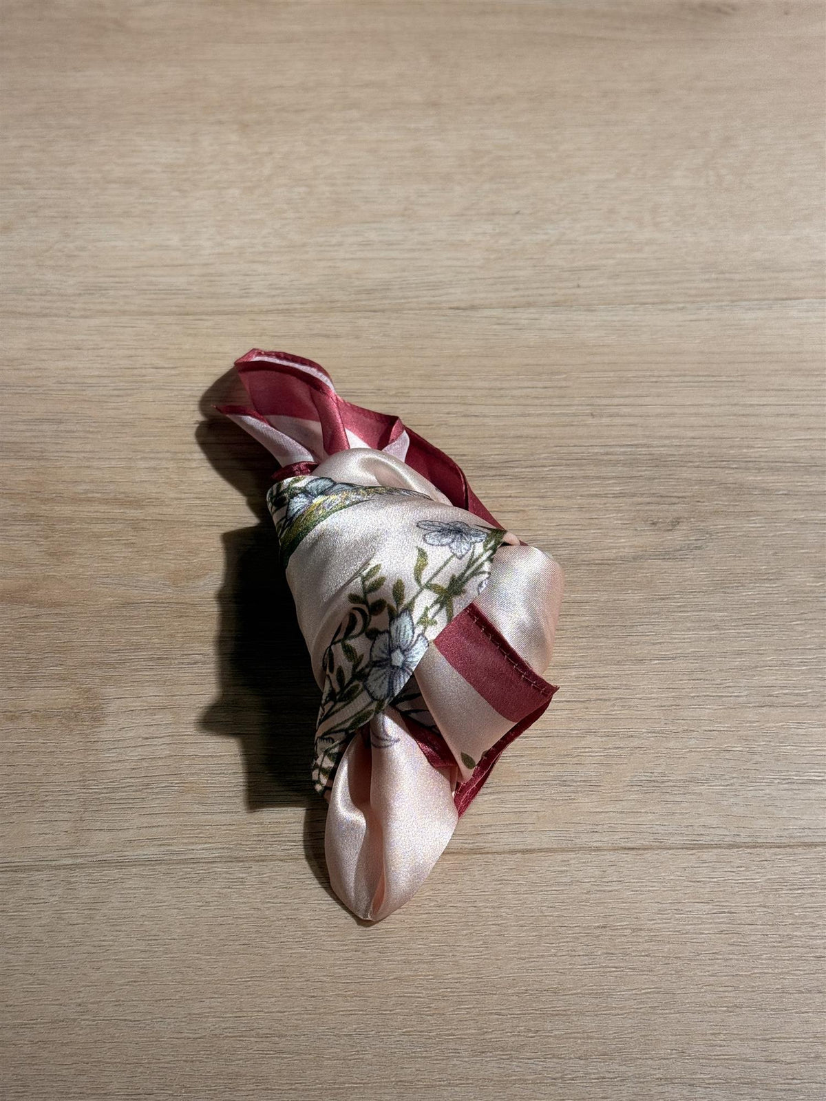 Skjer Lite Silke, Blomst Burgunder kant