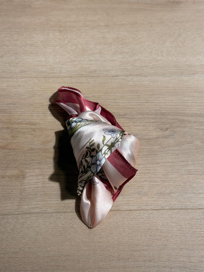 Skjer Lite Silke, Blomst Burgunder kant