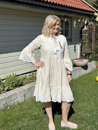 Kjole Boho Doll Emb White