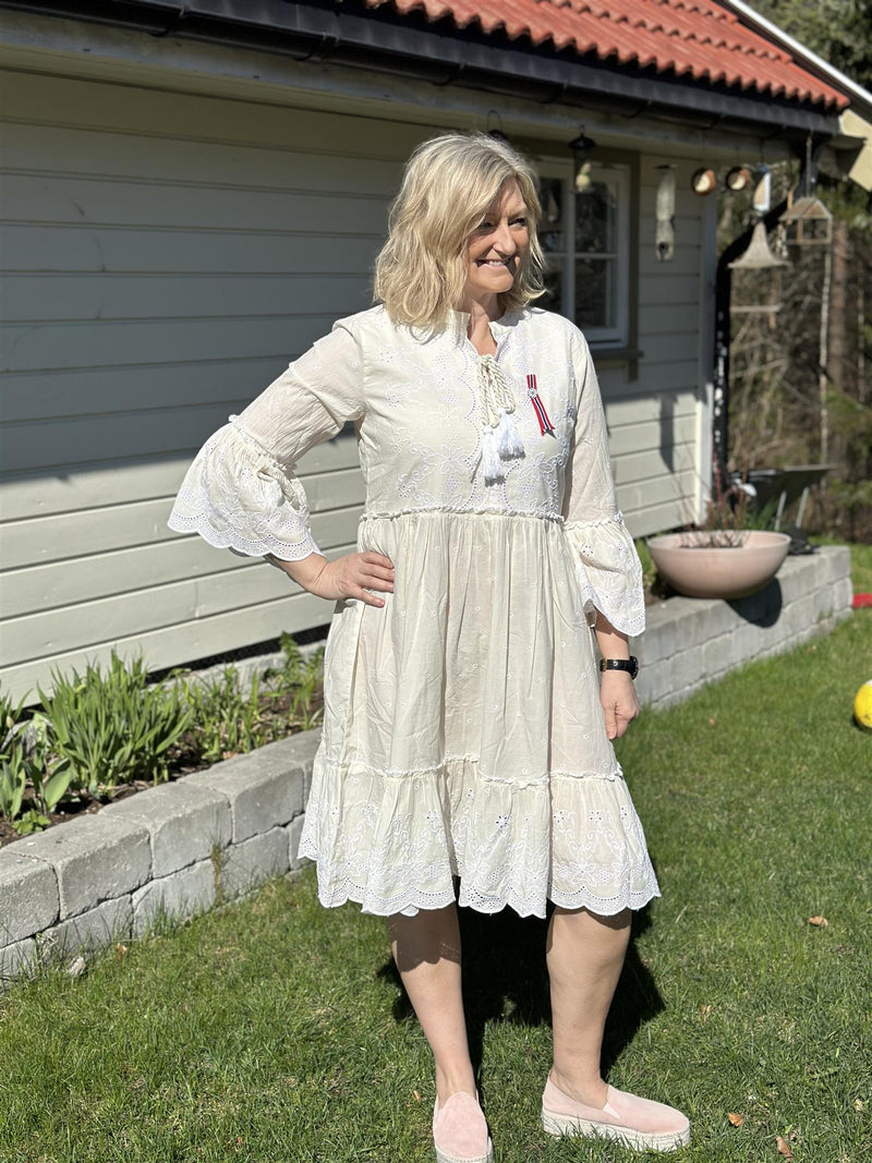 Kjole Boho Doll Emb White