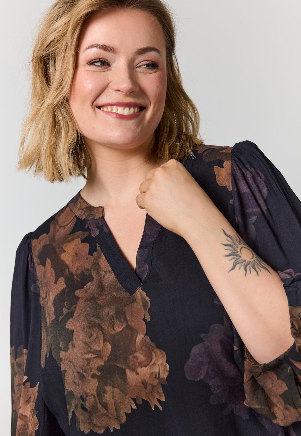 GVilde Blouse - Black with big flowers