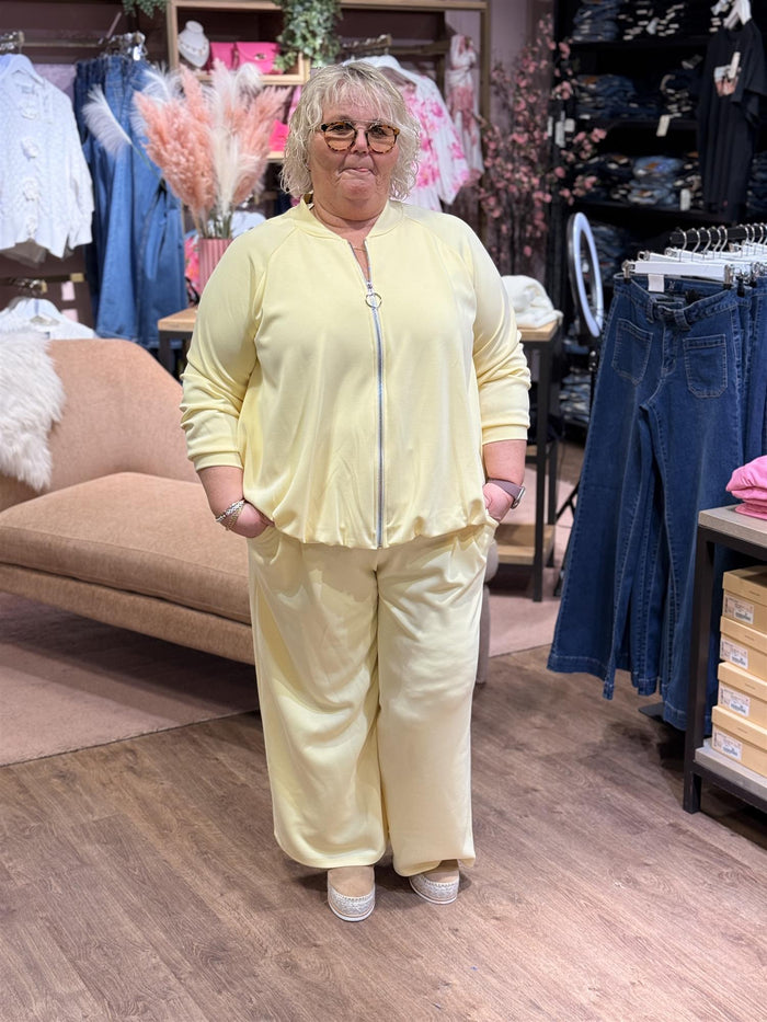 Jakke Jaffa, Yellow