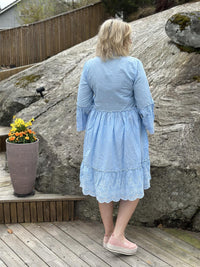 Kjole Boho Doll Emb Sky Blue