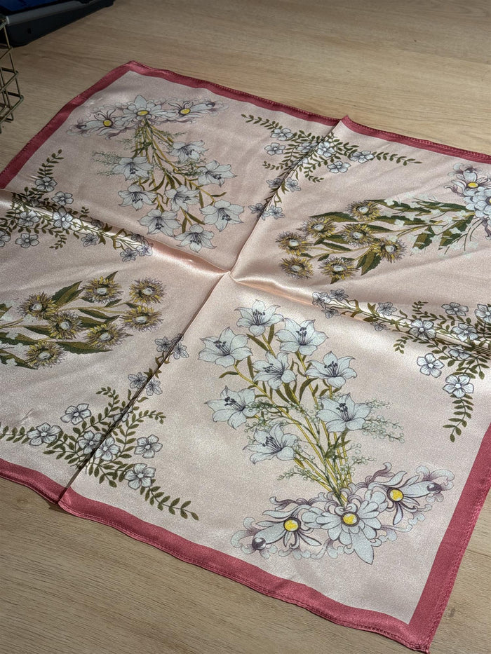 Skjer Lite Silke, Blomst Burgunder kant
