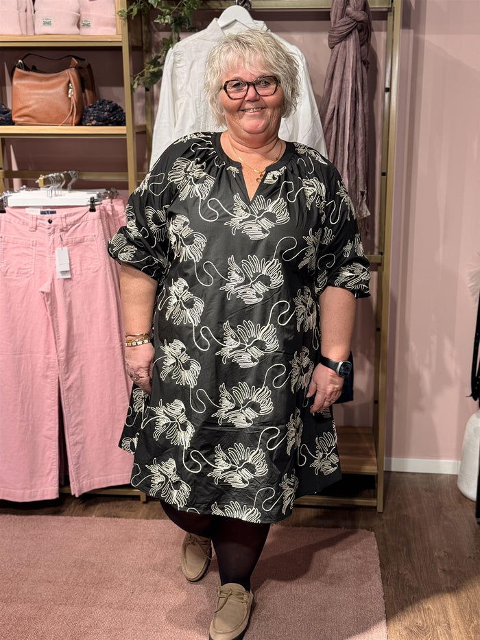 KCkimmie Dress Black Embro