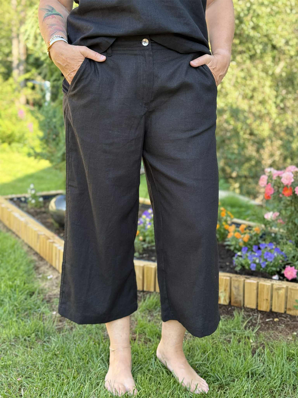 Capri Lin Black