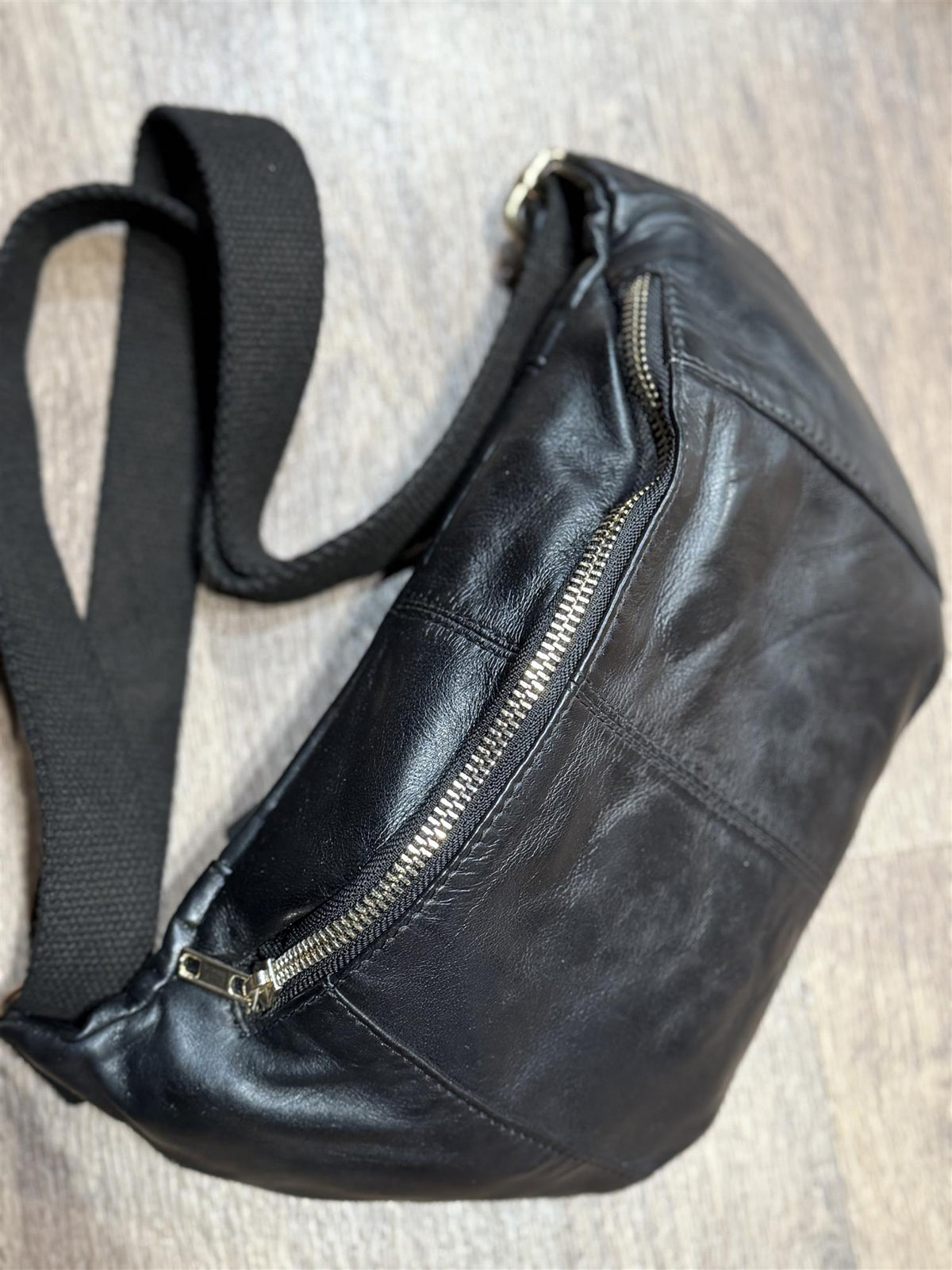 Bumbag Skinn Black w gold