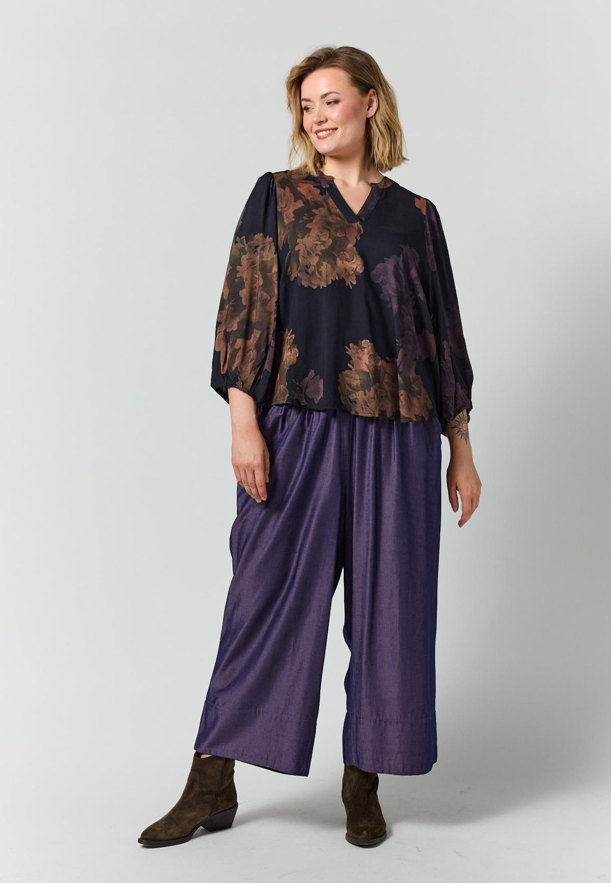 GVilde Blouse - Black with big flowers