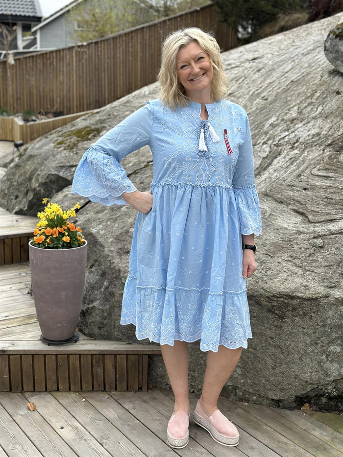 Kjole Boho Doll Emb Sky Blue