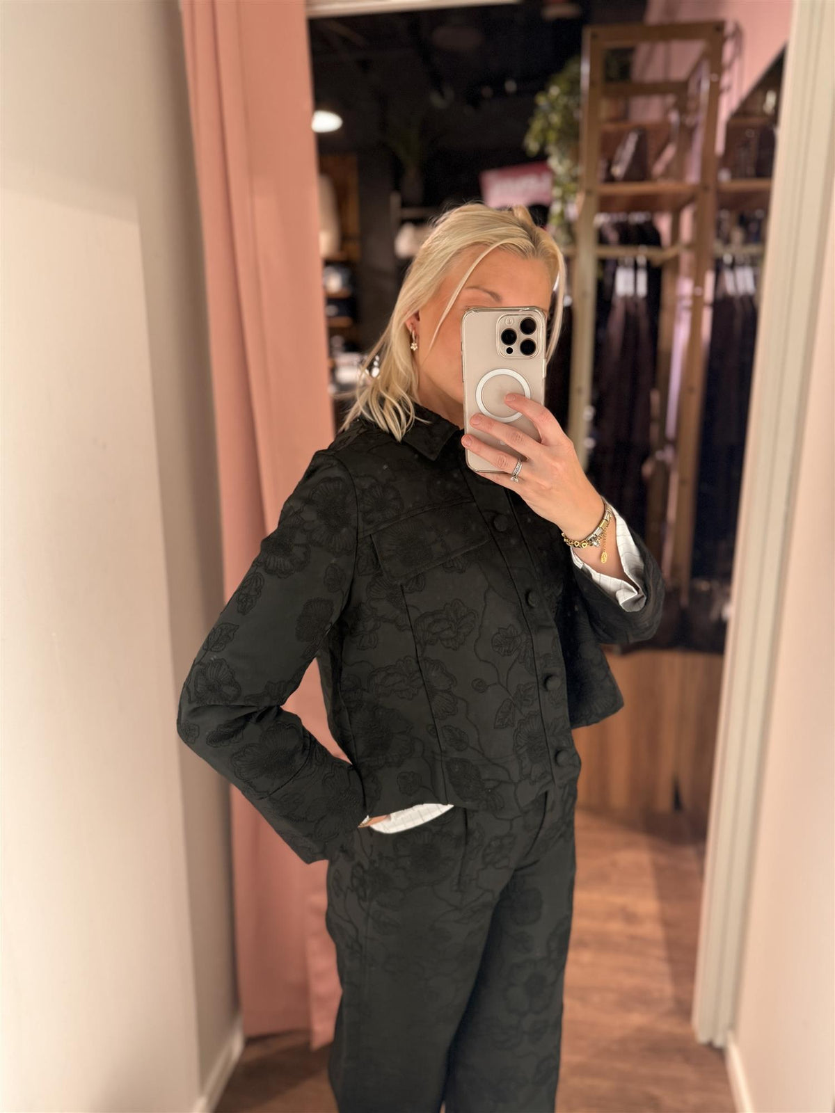 MaJamira – Black