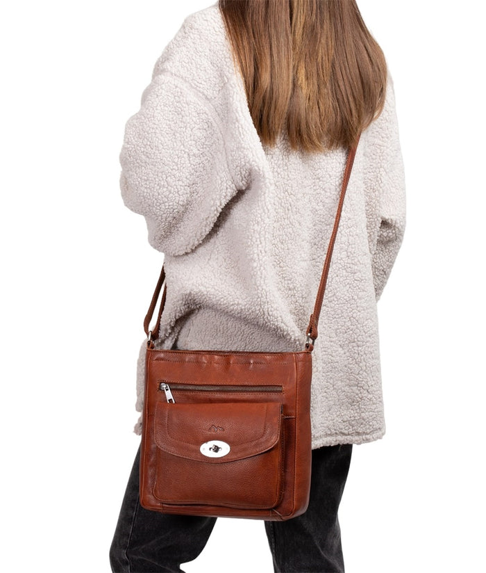 Veske Tiramisu Pocket Flap Crossbody Cognac