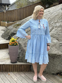 Kjole Boho Doll Emb Sky Blue