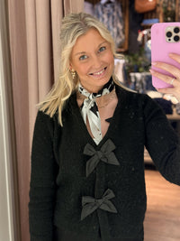 Skjer Lite Silke, Sort/Hvit blomster